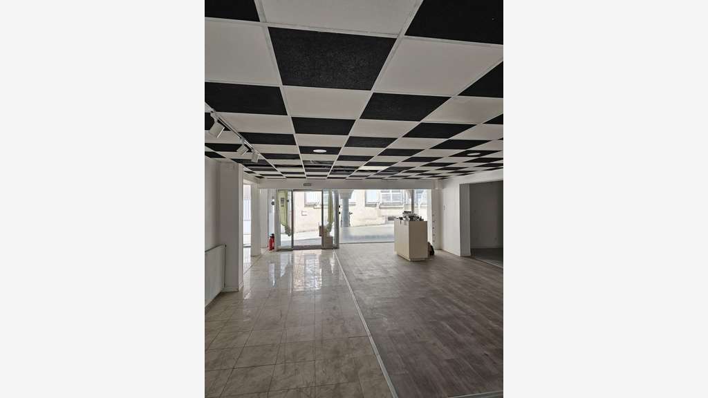 Local commercial 185m² à louer à Laval