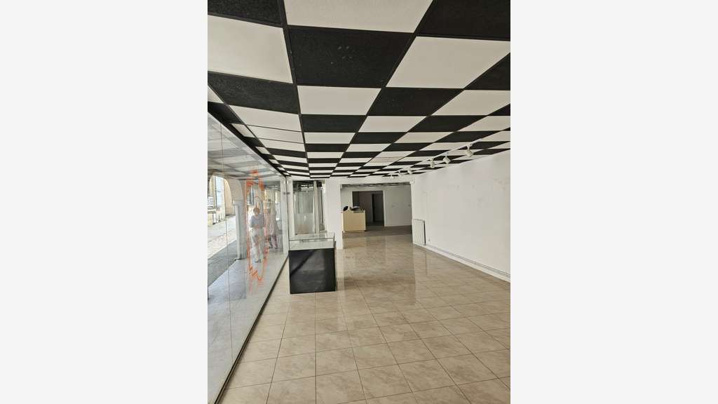 Local commercial 185m² à louer à Laval
