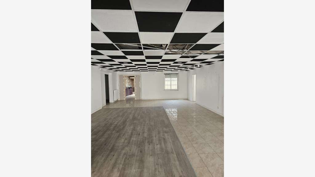 Local commercial 185m² à louer à Laval
