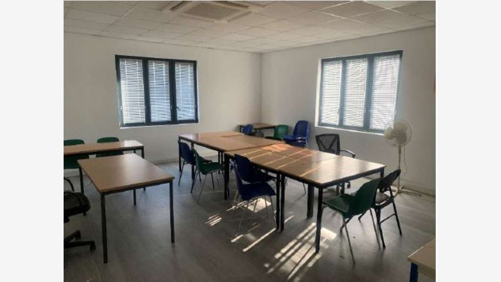 A louer local commercial 790m² à Laval