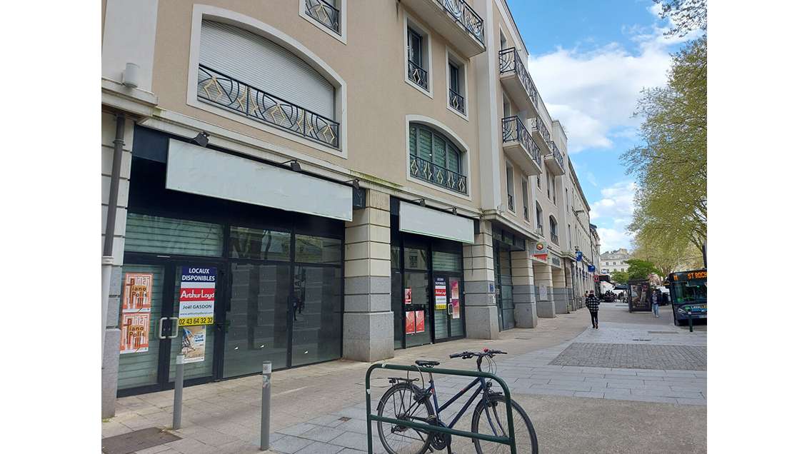 A louer local commercial 835m² à Laval