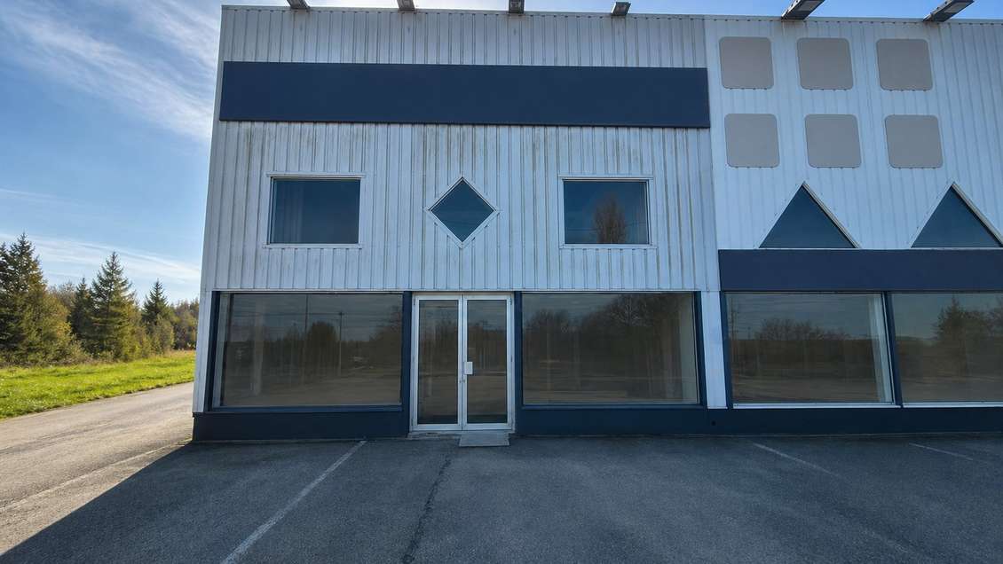 A louer local commercial 425m² à Laval