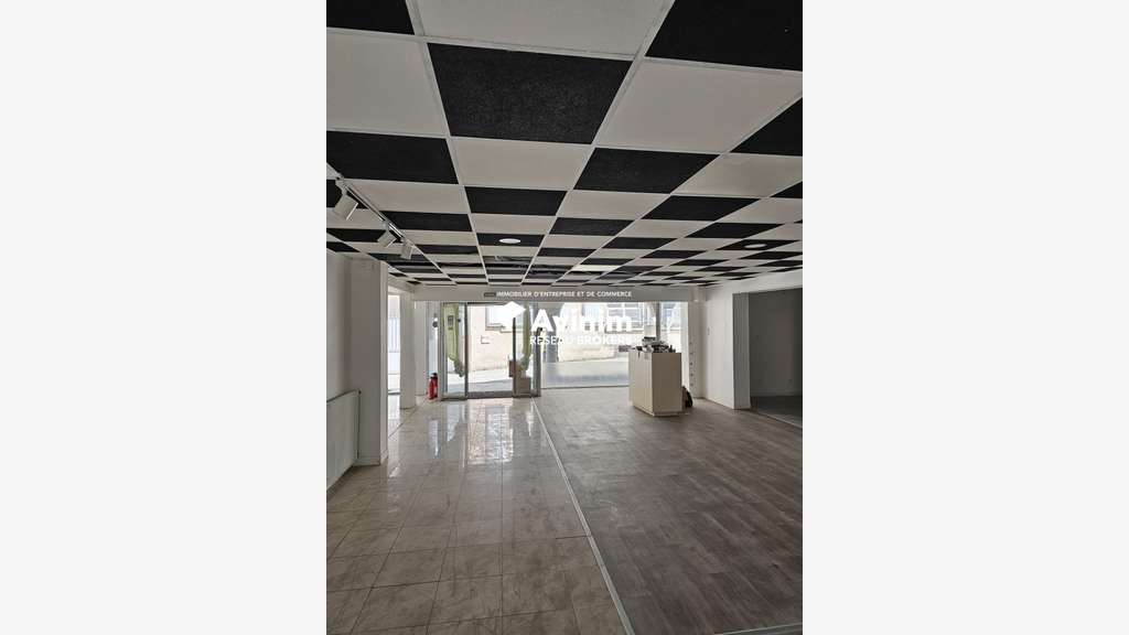 Local commercial 185m² à louer à Laval centre