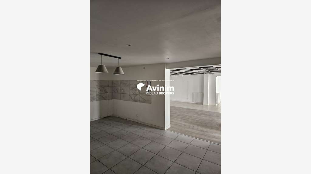Local commercial 185m² à louer à Laval centre