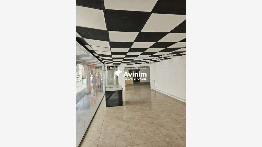Local commercial 185m² à louer à Laval centre