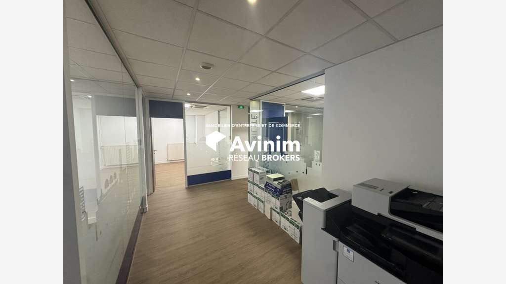 A louer local commercial 228m² Le Bourget