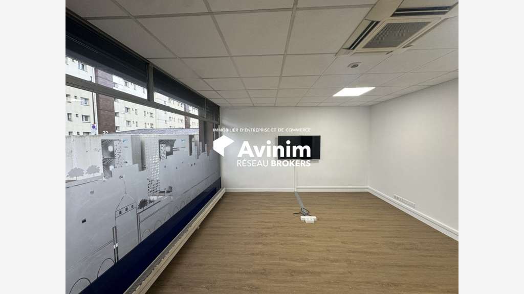 A louer local commercial 228m² Le Bourget