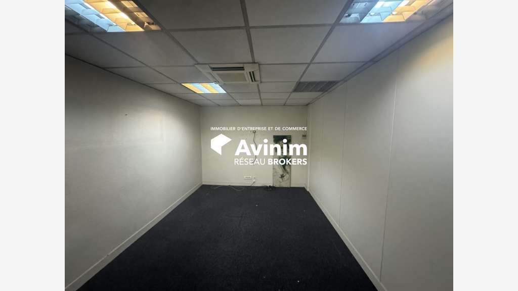 A louer local commercial 228m² Le Bourget