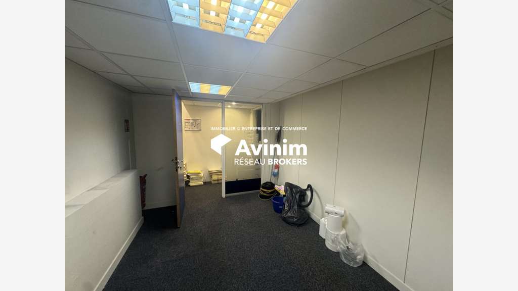 A louer local commercial 228m² Le Bourget