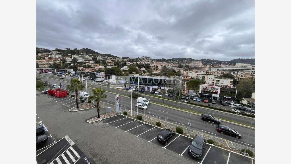 Loue ensemble commercial 4200m² le Cannet Campon