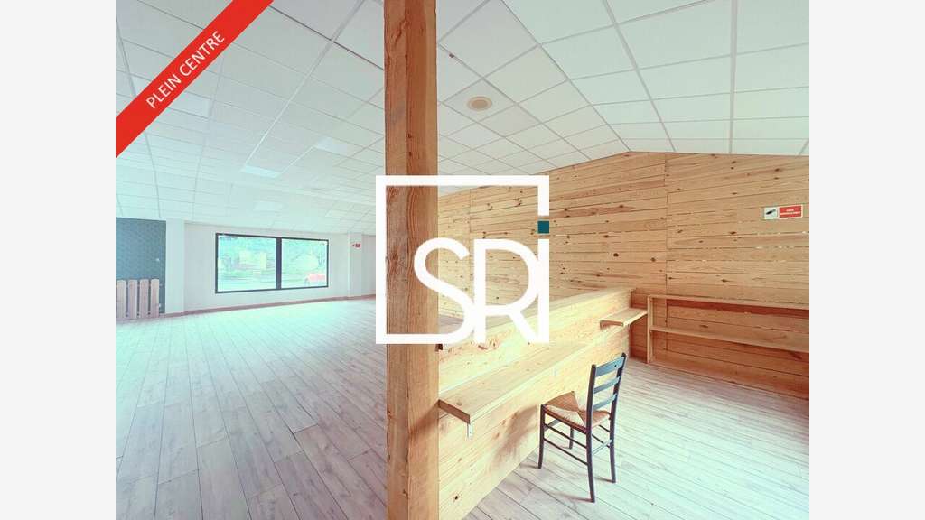 Local polyvalent 230m² à louer au Cendre