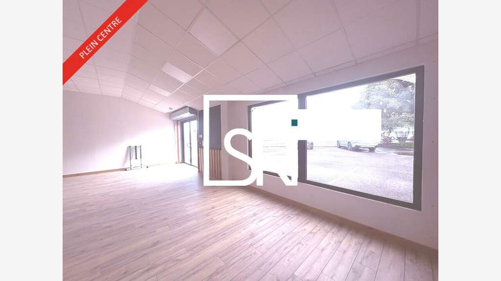 Local polyvalent 230m² à louer au Cendre