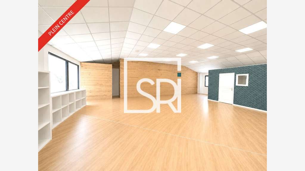 Local polyvalent 230m² à louer au Cendre