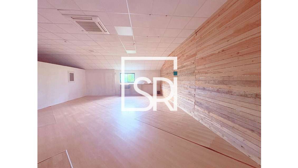 Local polyvalent 230m² à louer au Cendre