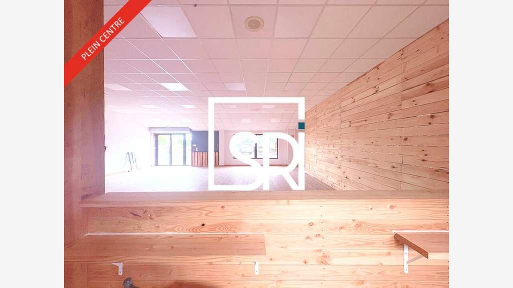 Local polyvalent 230m² à louer au Cendre