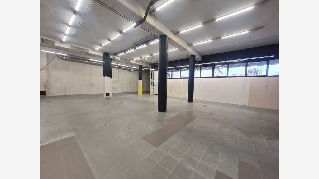 A louer local commercial d'angle 969m² Le Chesnay