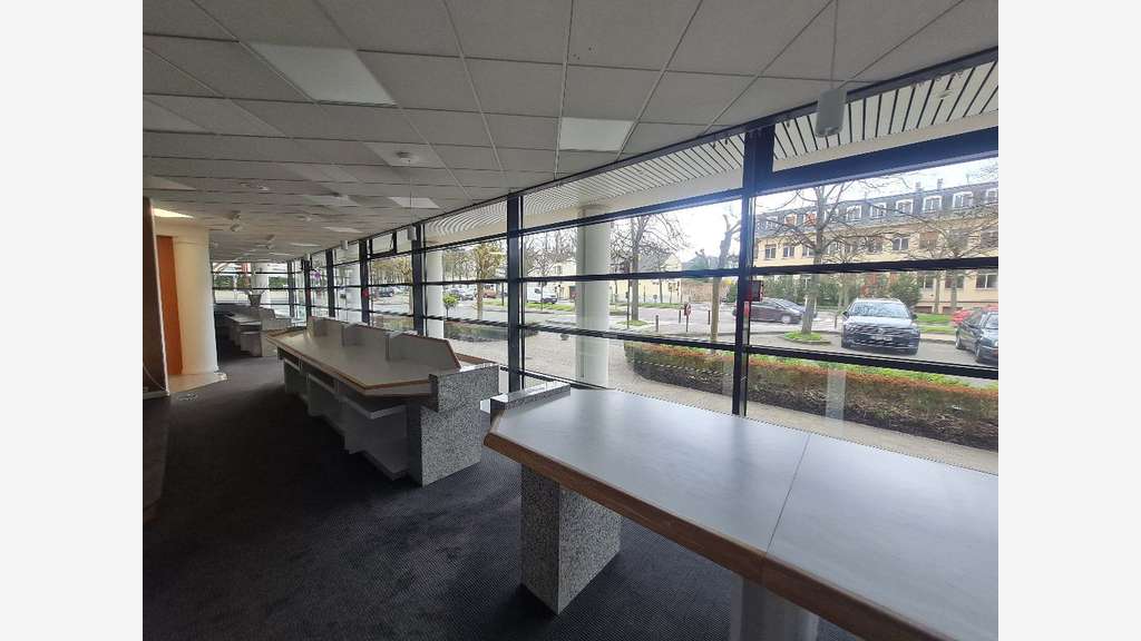 A louer local commercial d'angle 969m² Le Chesnay