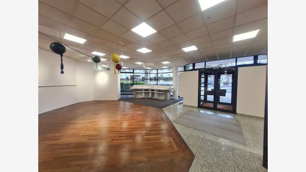 A louer local commercial d'angle 969m² Le Chesnay