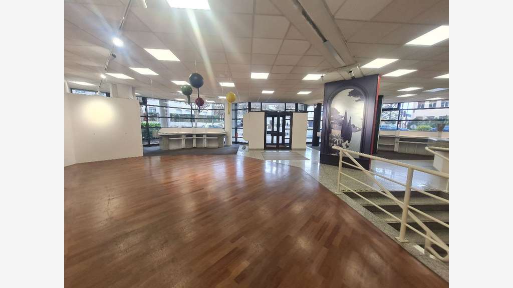 A louer local commercial d'angle 969m² Le Chesnay