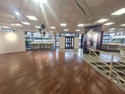 A louer local commercial d'angle 969m² Le Chesnay