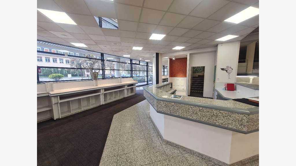 A louer local commercial d'angle 969m² Le Chesnay