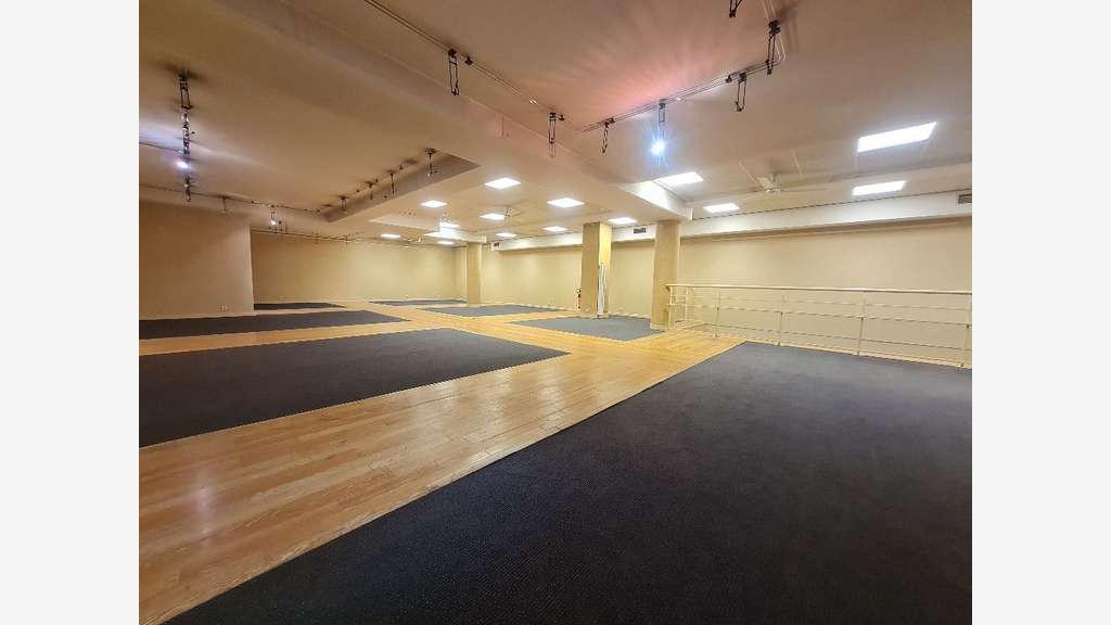 A louer local commercial d'angle 969m² Le Chesnay