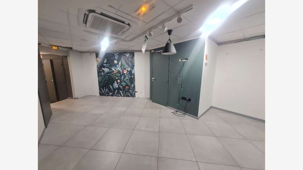 A louer local 94m² au Chesnay Rue de Versailles