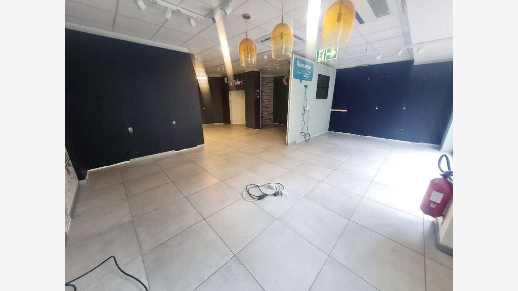 A louer local 94m² au Chesnay Rue de Versailles