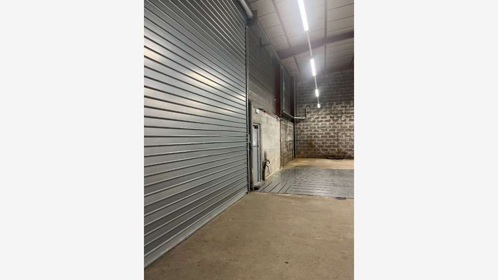 A louer local commercial 360m² au Coteau