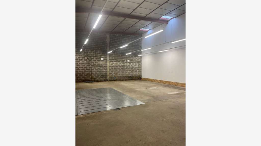 A louer local commercial 360m² au Coteau