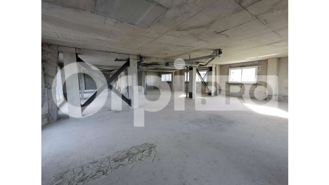 Local 233m² brut à louer face mer au Croisic