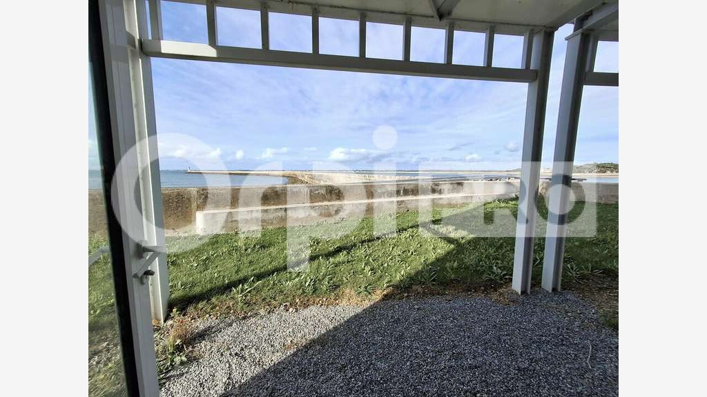 Local 233m² brut à louer face mer au Croisic