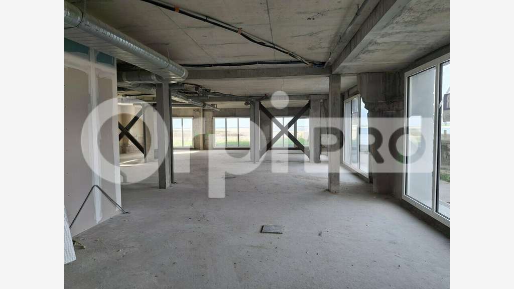 Local 233m² brut à louer face mer au Croisic
