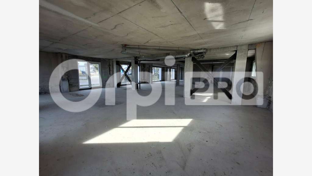 Local 233m² brut à louer face mer au Croisic