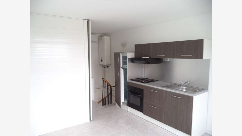 À louer local commercial 20m² + log au Grau du Roi
