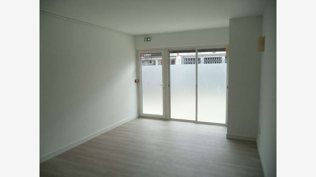À louer local commercial 20m² + log au Grau du Roi