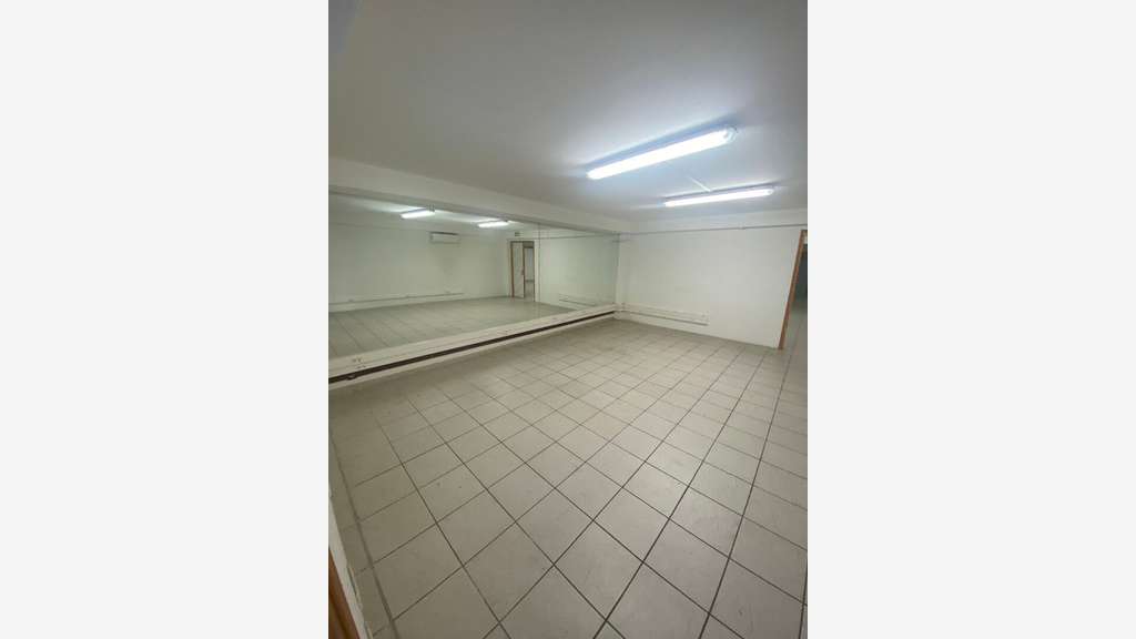 A louer local 270m² Le Lamentin ZI Les Mangles