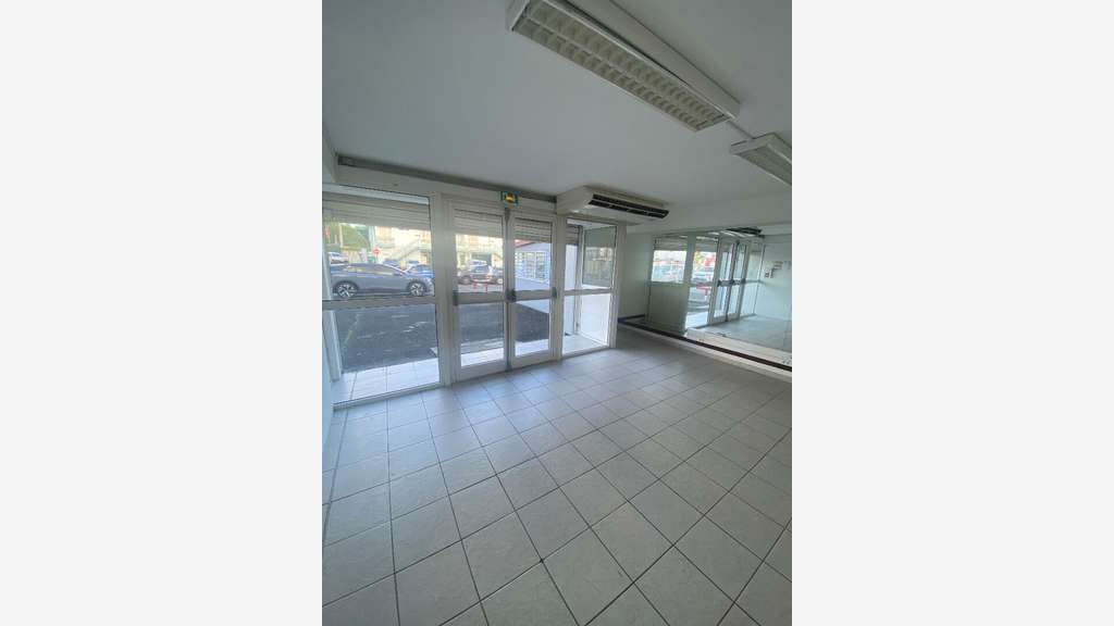 A louer local 270m² Le Lamentin ZI Les Mangles