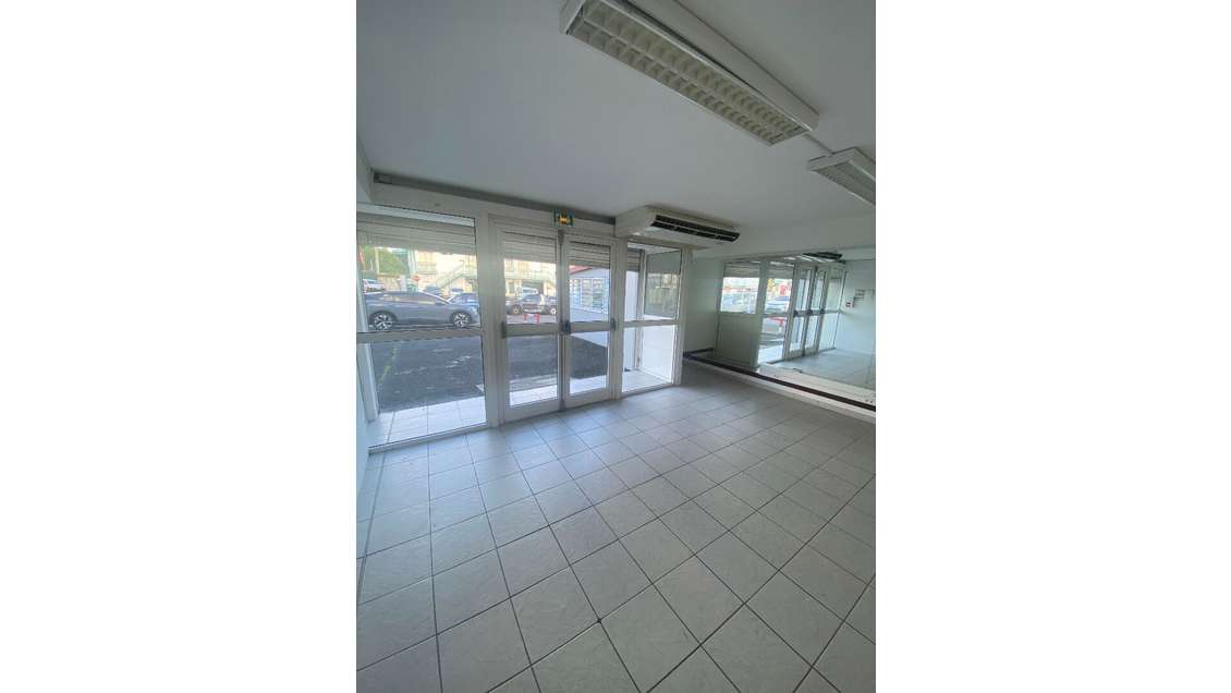 A louer local 270m² Le Lamentin ZI Les Mangles