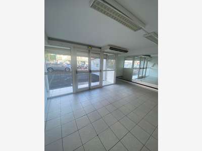 A louer local 270m² Le Lamentin ZI Les Mangles