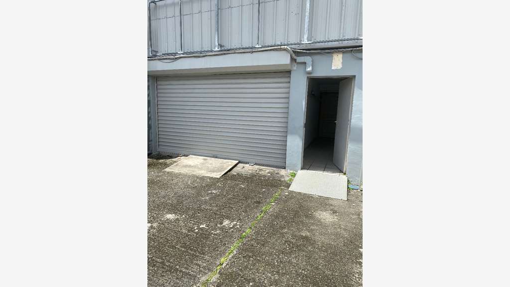 A louer local 270m² Le Lamentin ZI Les Mangles