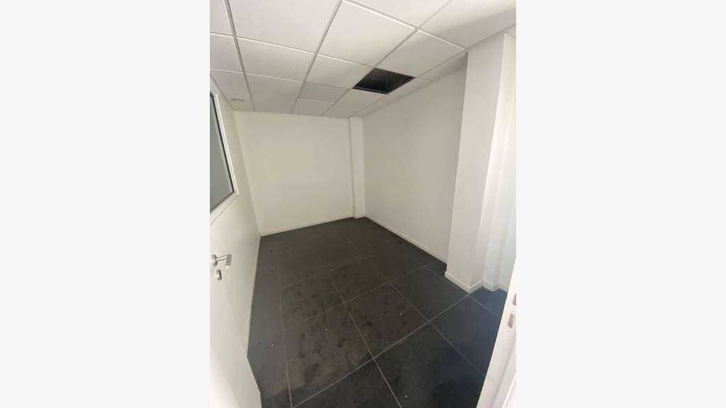 A louer beau local commercial 206m² ZI Les Mangles