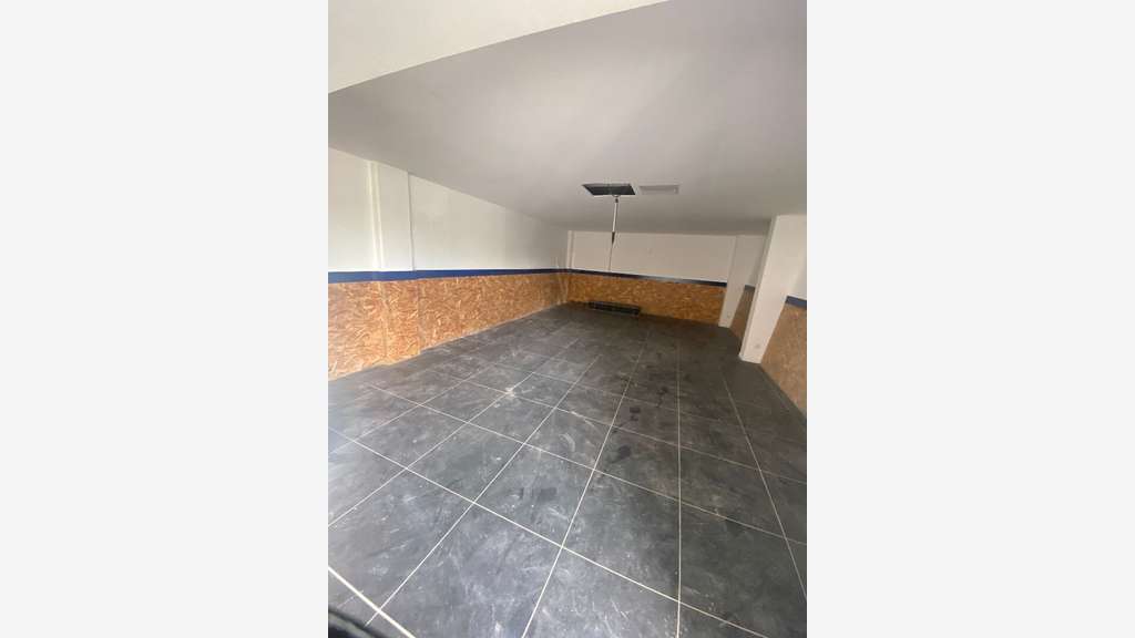 A louer beau local commercial 206m² ZI Les Mangles