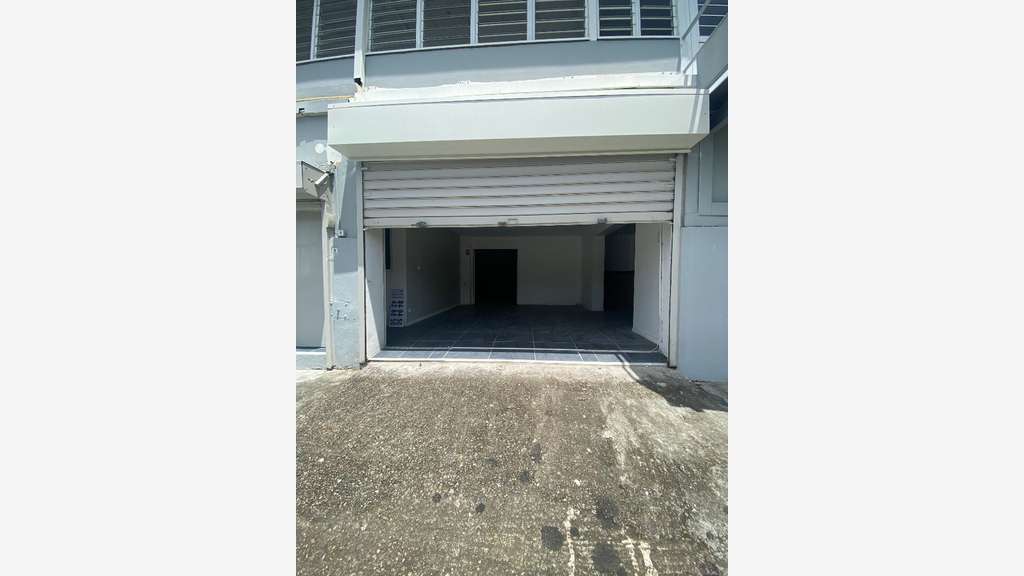 A louer beau local commercial 206m² ZI Les Mangles