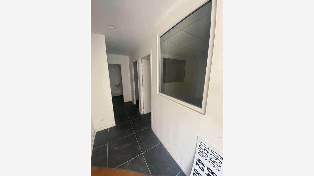 A louer beau local commercial 206m² ZI Les Mangles