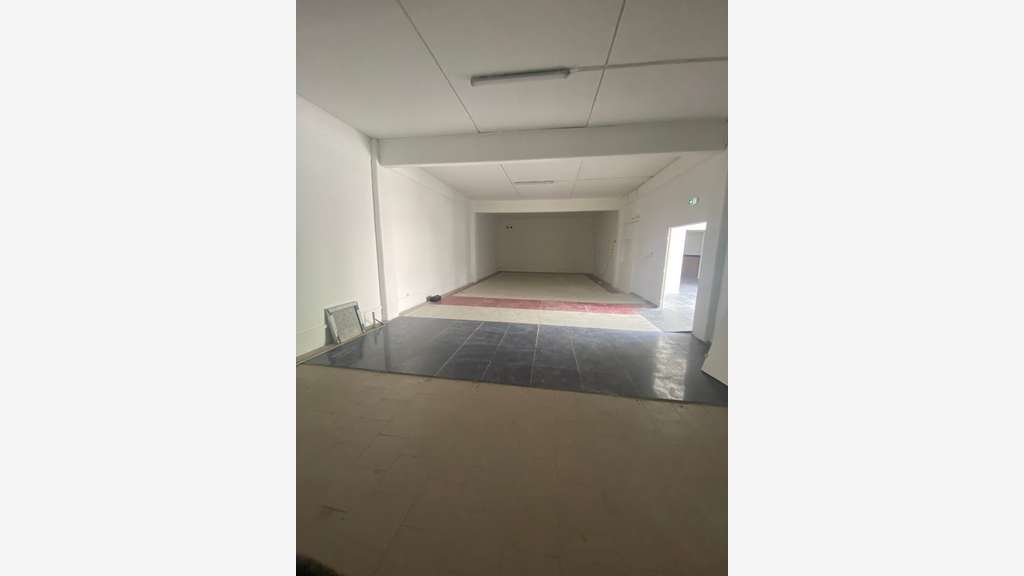 A louer beau local commercial 206m² ZI Les Mangles