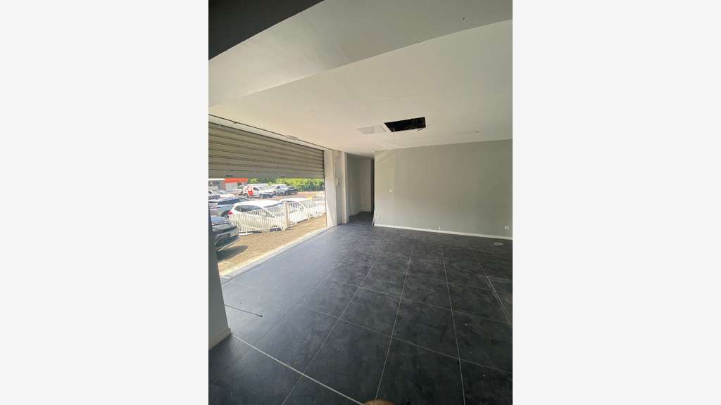 A louer beau local commercial 206m² ZI Les Mangles