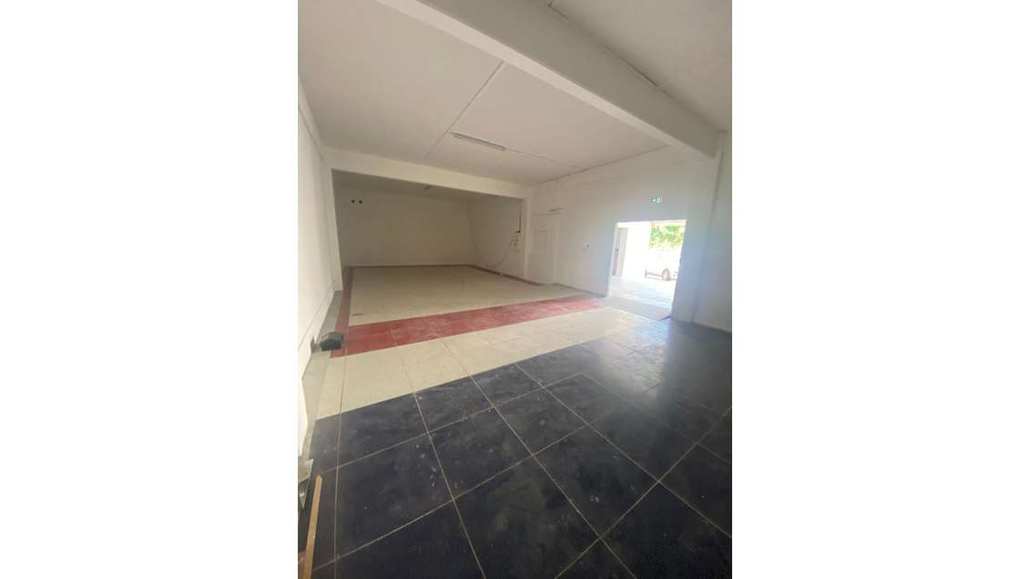 A louer beau local commercial 206m² ZI Les Mangles