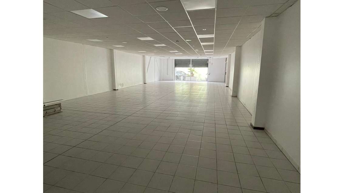 A louer local commercial 200m² Le Lamentin