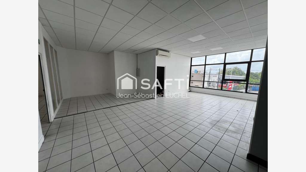 Loue local cial de 88m² au 1er étage au Lamentin